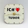 Tischuhr mit Aufschrift Ich liebe Tudor von SHOPZEUS
