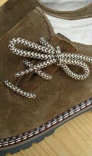 Der braune hochwertige Wildleder Schuh hat den klassischen Haferl 